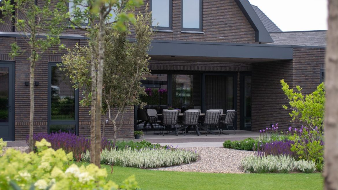 Deze tuin is een buitenruimte waarin elegantie, rust en luxe centraal staan. De tuin kenmerkt zich door organische vormen. Veel groen zoals siergrassen, meerstammige heesters en bomen, geven de tuin een weelderige uitstraling die elk seizoen leeft.