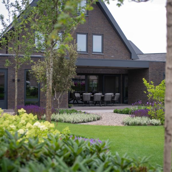 Deze tuin is een buitenruimte waarin elegantie, rust en luxe centraal staan. De tuin kenmerkt zich door organische vormen. Veel groen zoals siergrassen, meerstammige heesters en bomen, geven de tuin een weelderige uitstraling die elk seizoen leeft.